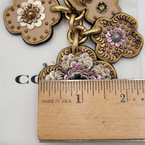 💥NWT💥 Coach Tea Rose w/ Sequins Bag Charm - Picture 7 of 7